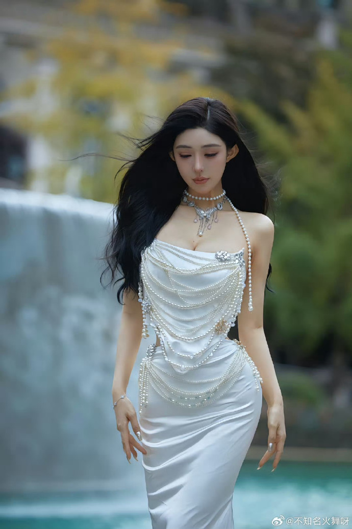 邹市明投资失利，7年亏损两亿，直播还债婚姻堪忧